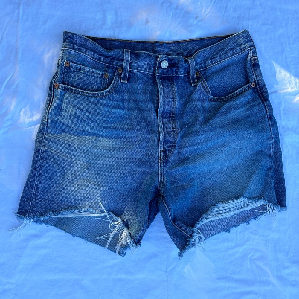 Levi's Women's 501 Mid Thigh Short Medium Indigo Destructed size 32